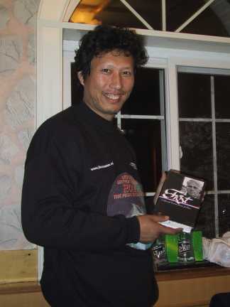 Jin Zhu shows the present he received from Lew Gramer who celebrated the success of the expedition together with us.